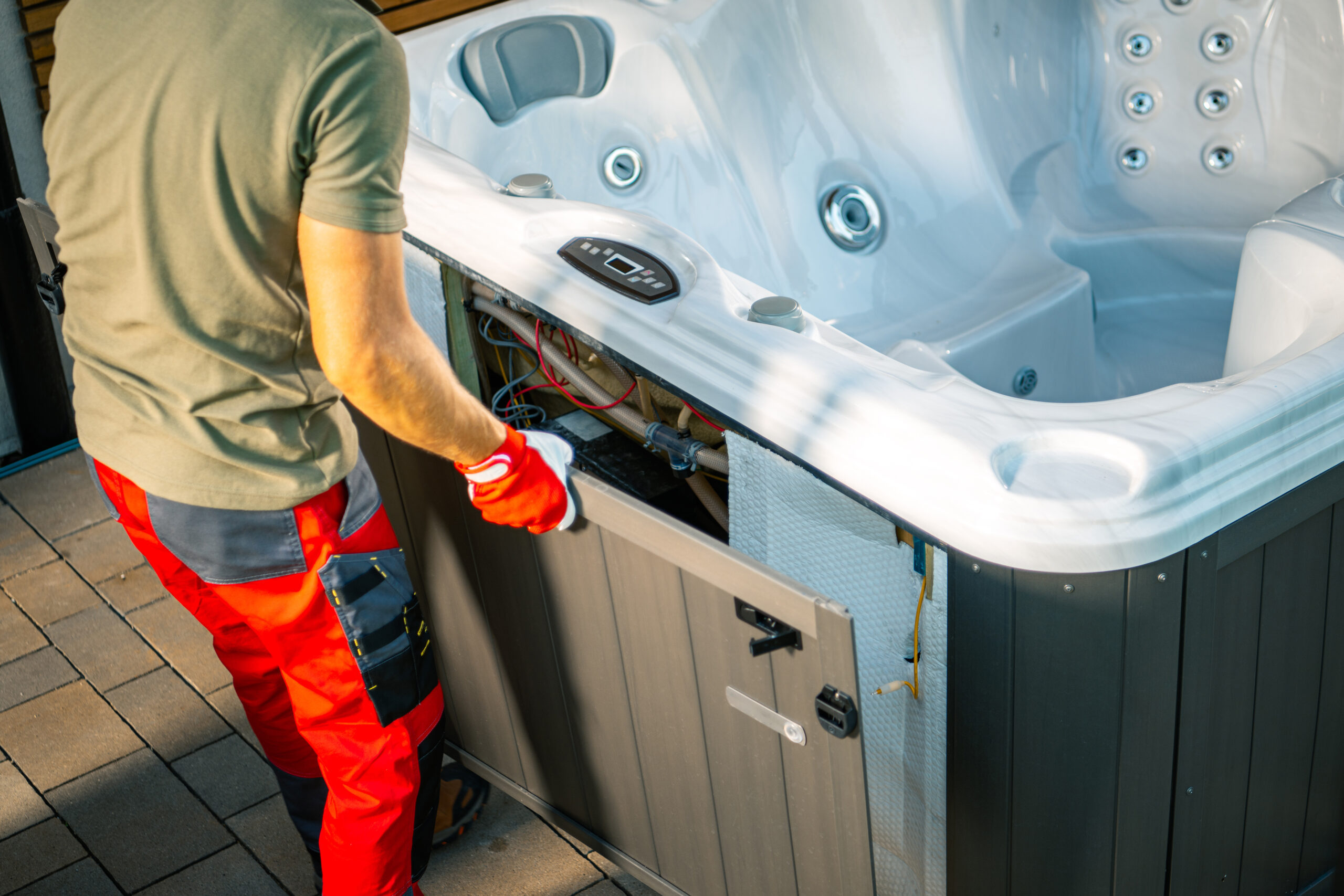 Entretien d'un jacuzzi par un technicien professionnel.